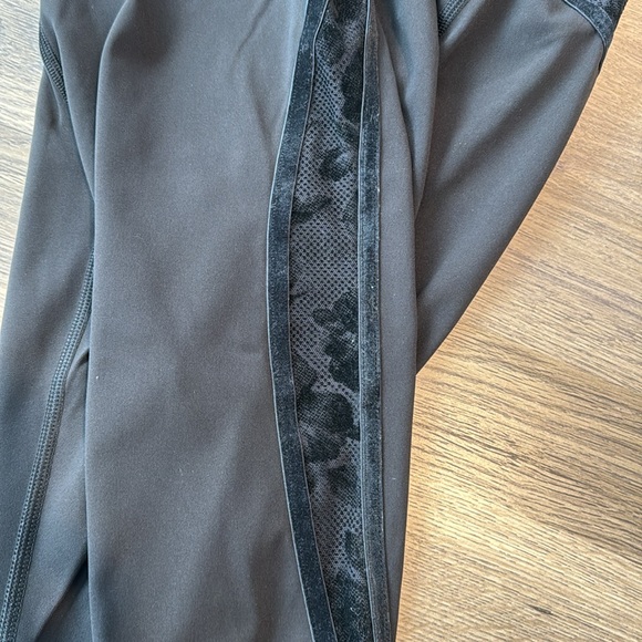 Lululemon Lululemon Wunder Under High-Rise Tight Flocked 28" in Sz 6 - Picture 6 of 16